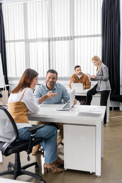 Multiculturele Zakenmensen Die Werken Met Apparatuur Kantoor — Stockfoto