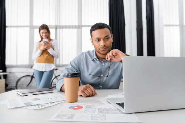 Laptop Coffee Indian Businessman Working Blurred Background Office — Stock Photo, Image