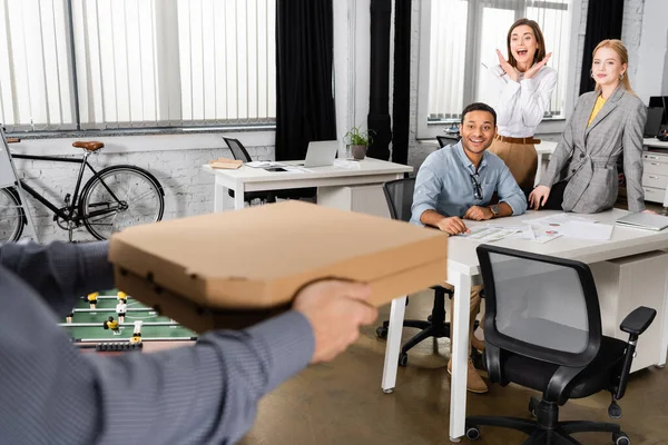 Cheerful Multiethnic Businesspeople Looking Delivery Man Pizza Boxes Blurred Foreground — Stock Photo, Image
