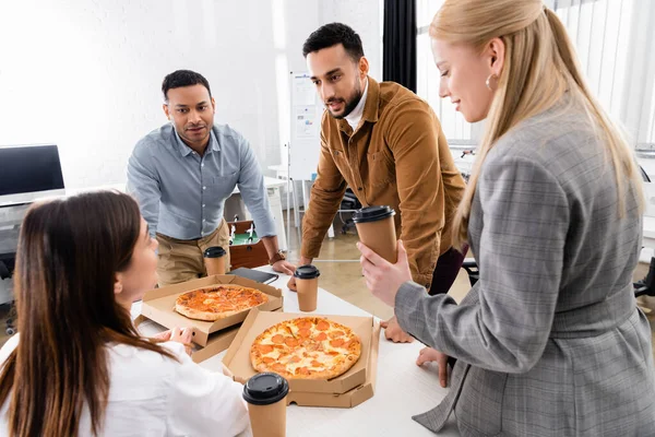 Gente Negocios Interracial Sosteniendo Café Para Acercarse Pizza Mesa — Foto de Stock