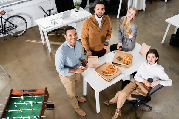 Visão Geral Pessoas Negócios Multiétnicos Sorrindo Perto Pizza Café Para — Fotografia de Stock