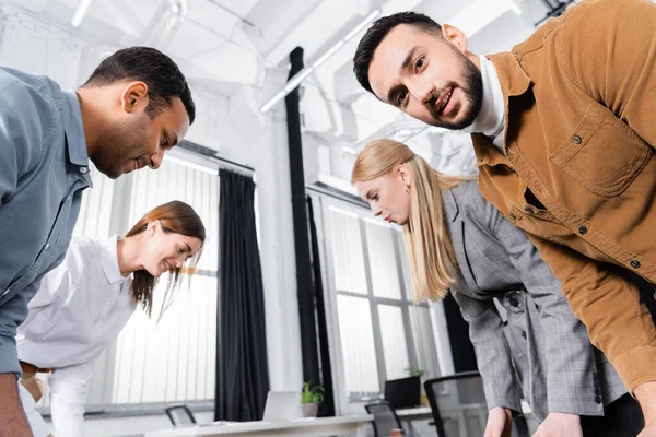 Vista Bajo Ángulo Del Hombre Negocios Árabe Mirando Cámara Cerca — Foto de Stock