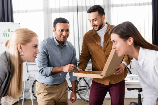 Multiethnic Businessmen Holding Pizza Businesswomen Blurred Foreground Office — Stock Photo, Image