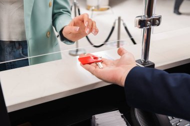 Resepsiyonistin oteldeki kadına anahtar vermesi. 
