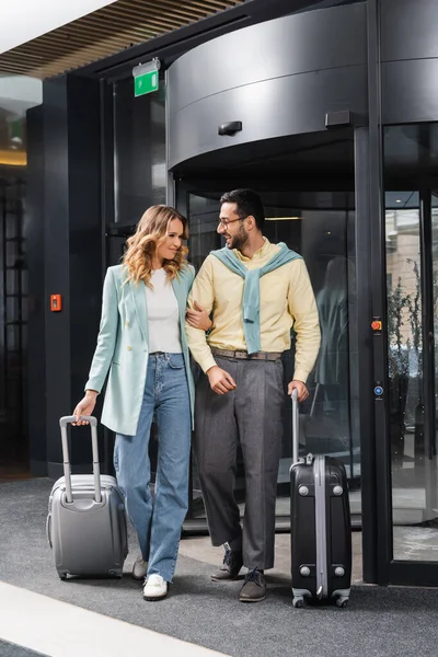 Homme Arabe Souriant Avec Valise Regardant Petite Amie Près Porte — Photo