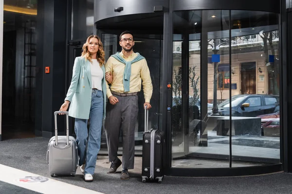 Smiling Interracial Couple Baggage Standing Door Hotel — Stock Photo, Image