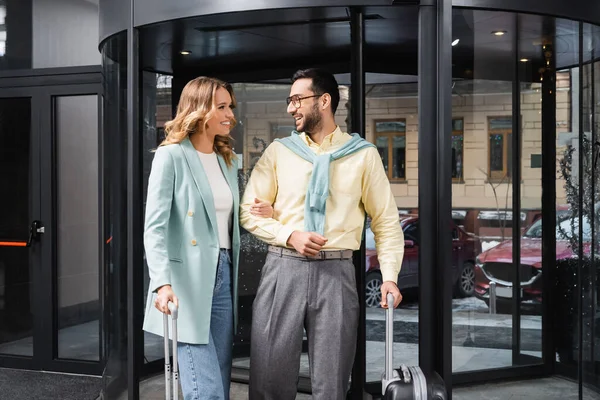 Smiling Muslim Man Eyeglasses Holding Suitcase Looking Girlfriend Hotel — Stock Photo, Image