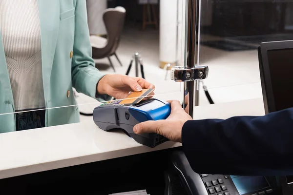 Gewassen Uitzicht Vrouw Betalen Met Creditcard Terwijl Receptioniste Holding Terminal — Stockfoto