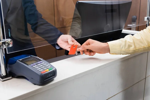 Vista Cortada Recepcionista Dando Chave Homem Perto Terminal Pagamento Lobby — Fotografia de Stock