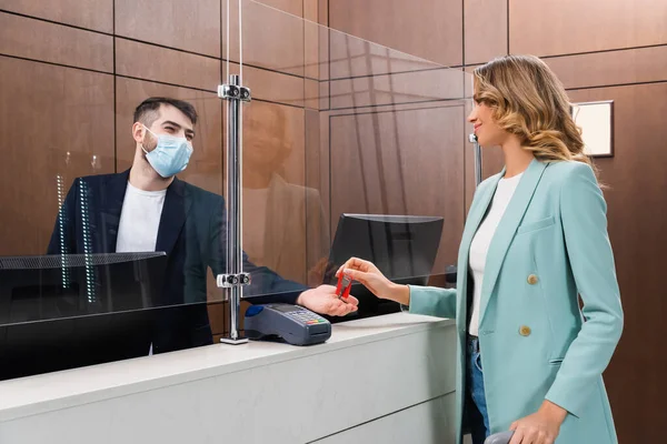 Hotel Manager Medical Mask Giving Key Young Woman Lobby — Stock Photo, Image