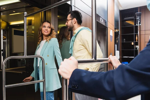 Smiling Woman Looking Muslim Boyfriend Elevator Hotel Porter Blurred Foreground — Stock Photo, Image