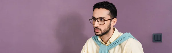 Muslim Man Eyeglasses Looking Away Hotel Room Banner — Stock Photo, Image