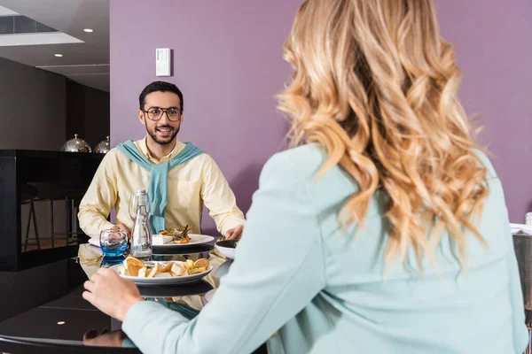 Hombre Musulmán Sonriente Mirando Novia Primer Plano Borroso Cerca Cena — Foto de Stock