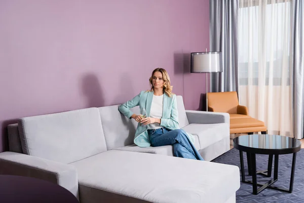 Blonde Woman Holding Wine Glass Sofa Hotel Room — Stock Photo, Image