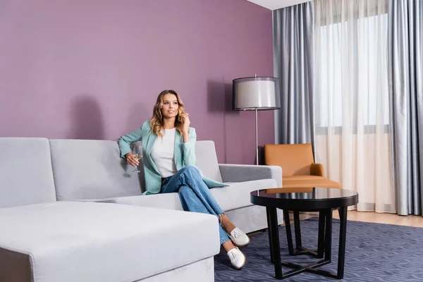 Vrolijke Vrouw Met Glas Wijn Zittend Comfortabele Bank Hotel — Stockfoto