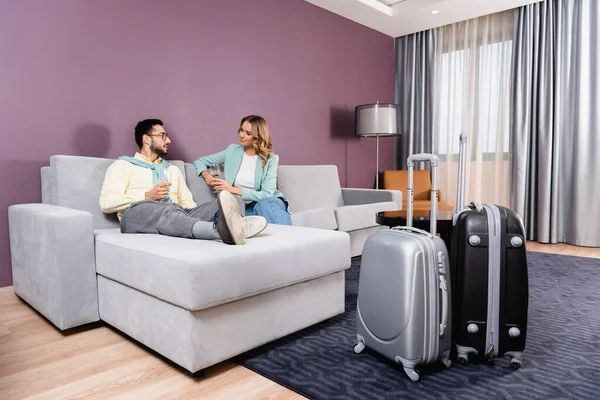 Interracial Couple Wine Sitting Sofa Baggage Hotel Room — Stock Photo, Image