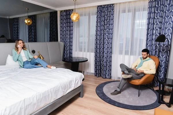 Interracial Couple Using Smartphone Laptop Hotel Room — Stock Photo, Image