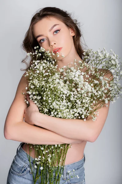 Shirtless Modell Håller Blommor Nära Bröstet Isolerad Grå — Stockfoto