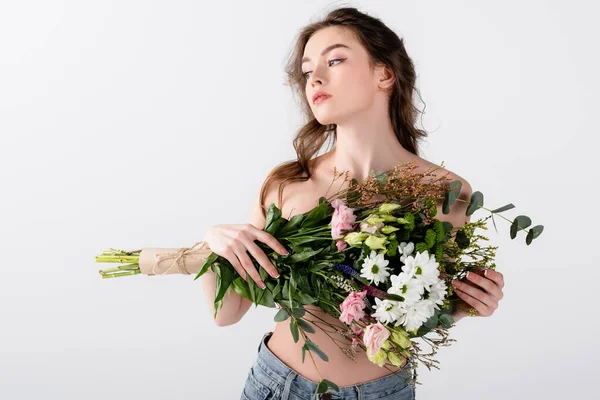 Modelo Sem Camisa Segurando Buquê Eucalipto Eustoma Enquanto Olha Para — Fotografia de Stock