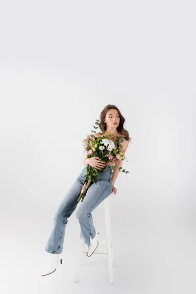 Shirtless Model Shoes Jeans Holding Bouquet Chair Grey Background — Stock Photo, Image