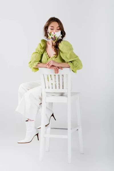Model Medical Mask Flowers Sitting White Chair Grey Background — Stock Photo, Image
