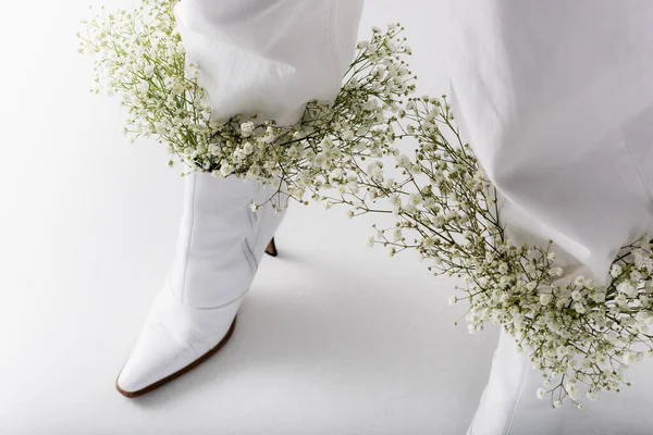 Ausgeschnittene Ansicht Kleiner Weißer Blumen Schuhen Der Frau Auf Grauem — Stockfoto