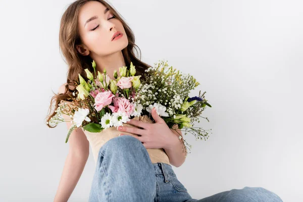 Kvinna Med Slutna Ögon Håller Blommor Blus Isolerad Grå — Stockfoto