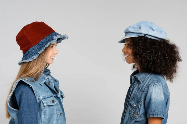 Vista Lateral Duas Meninas Inter Raciais Roupas Moda Chapéus Sorrindo — Fotografia de Stock