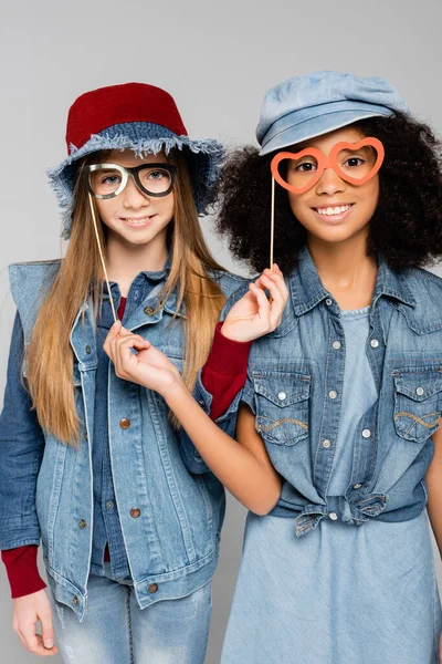 Stijlvolle Interraciale Meisjes Met Papier Gesneden Bril Glimlachen Camera Geïsoleerd — Stockfoto