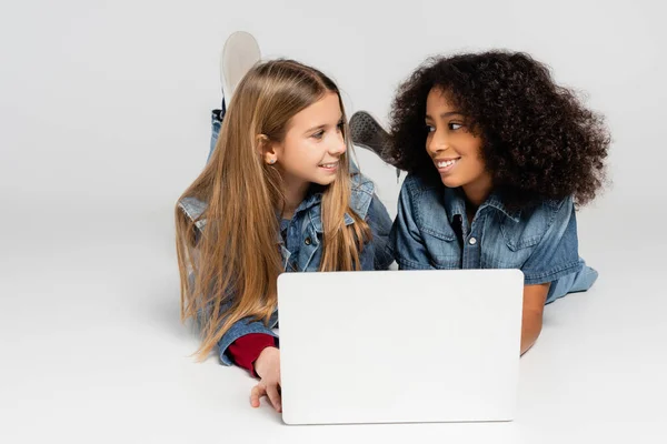 Happy Interracial Girls Trendy Denim Clothes Smiling Each Other While — Stock Photo, Image