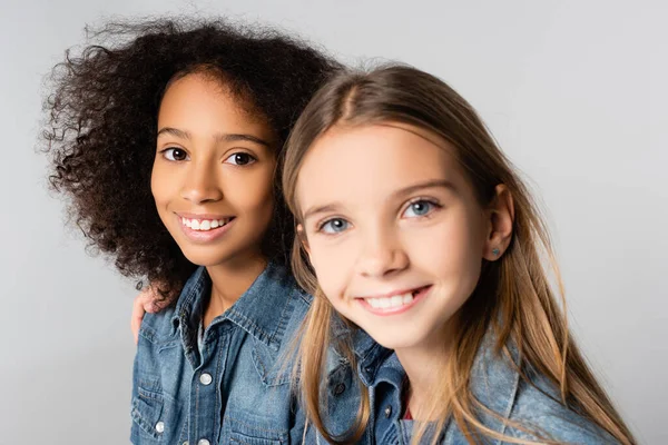 Cheerful Stylish Interracial Friends Smiling Camera Isolated Grey Blurred Foreground — Stock Photo, Image