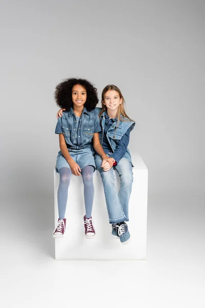 Модні Міжрасові Діти Джинсовому Одязі Сидить Білому Кубі Сірому — стокове фото