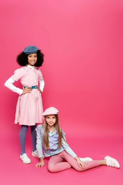 Feliz Afroamericano Chica Posando Con Las Manos Las Caderas Cerca — Foto de Stock