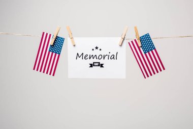 Anma Günü yazılı kart ve gri ipte izole edilmiş Amerikan bayrakları. 