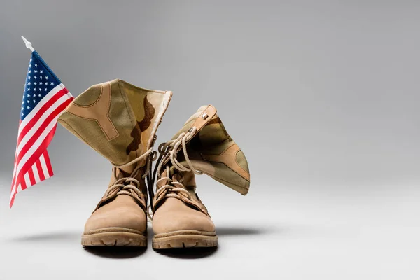 Botas Militares Com Bandeira Americana Fundo Cinza — Fotografia de Stock