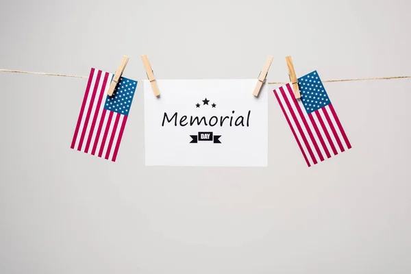 Kártya Emléknapi Felirattal Amerikai Zászlókkal Szürke Kötélen — Stock Fotó