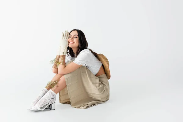 Joyful Woman Spring Outfit Gloves Flowers Sitting While Posing White — Stock Photo, Image