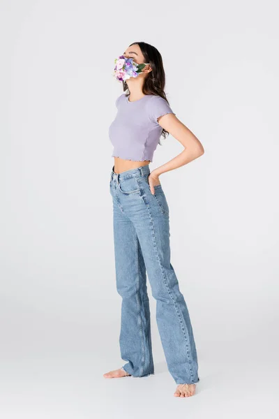 Full Length Young Model Crop Top Jeans Medical Mask Blooming — Stock Photo, Image