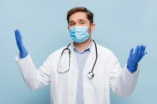 Jeune Médecin Masque Médical Manteau Blanc Debout Avec Les Mains — Photo