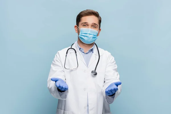 Tıbbi Maske Takan Genç Bir Doktor Lateks Eldivenler Beyaz Önlük — Stok fotoğraf