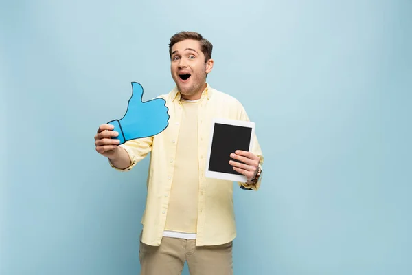 Homem Surpreso Camisa Segurando Papel Como Tablet Digital Com Tela — Fotografia de Stock