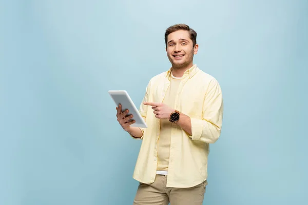 Homem Alegre Camisa Amarela Apontando Com Dedo Para Tablet Digital — Fotografia de Stock