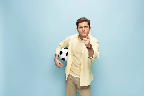 Homem Camisa Amarela Segurando Futebol Apontando Com Dedo Para Câmera — Fotografia de Stock