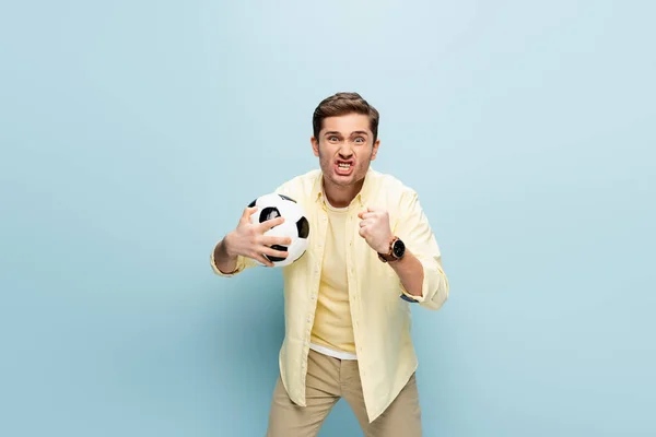 Homem Estressado Camisa Amarela Segurando Futebol Azul — Fotografia de Stock