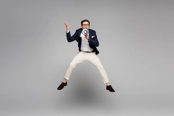 Longitud Completa Hombre Negocios Saltando Hablando Megáfono Gris — Foto de Stock