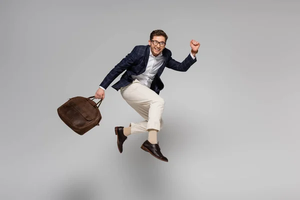 Longitud Completa Del Alegre Hombre Negocios Sosteniendo Bolsa Cuero Levitando —  Fotos de Stock