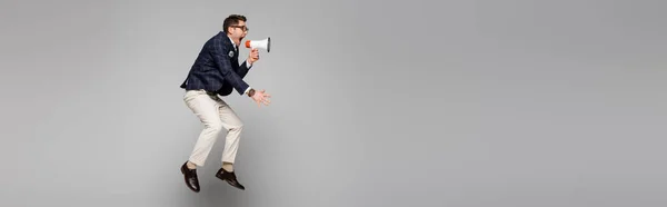 Comprimento Total Homem Negócios Pulando Gritando Megafone Cinza Banner — Fotografia de Stock