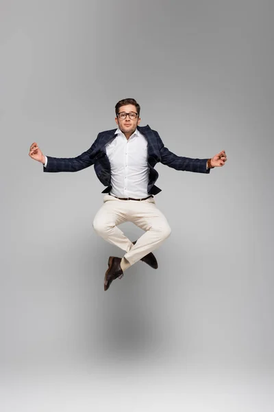 Larga Duración Hombre Negocios Gafas Meditando Levitando Sobre Gris —  Fotos de Stock