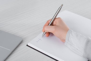 Masadaki dizüstü bilgisayarın yanında serbest yazar görüntüsü 