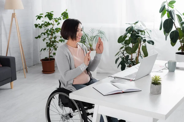 Niepełnosprawna Kobieta Słuchawkach Pokazuje Się Dobrze Podczas Rozmowy Wideo Laptopie — Zdjęcie stockowe